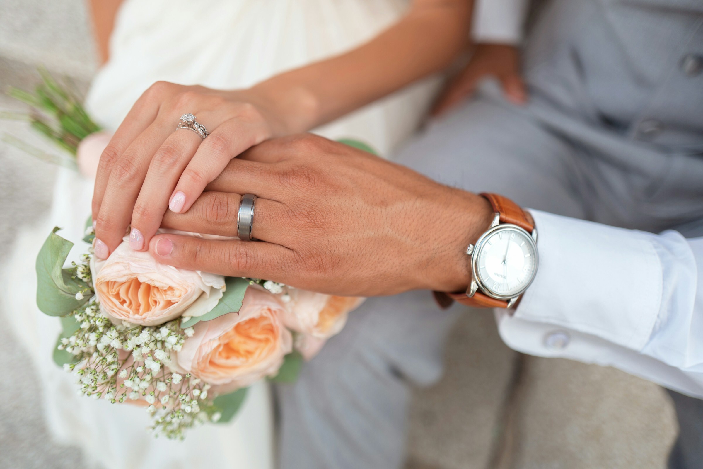 Sposi e allestimento floreale romantico