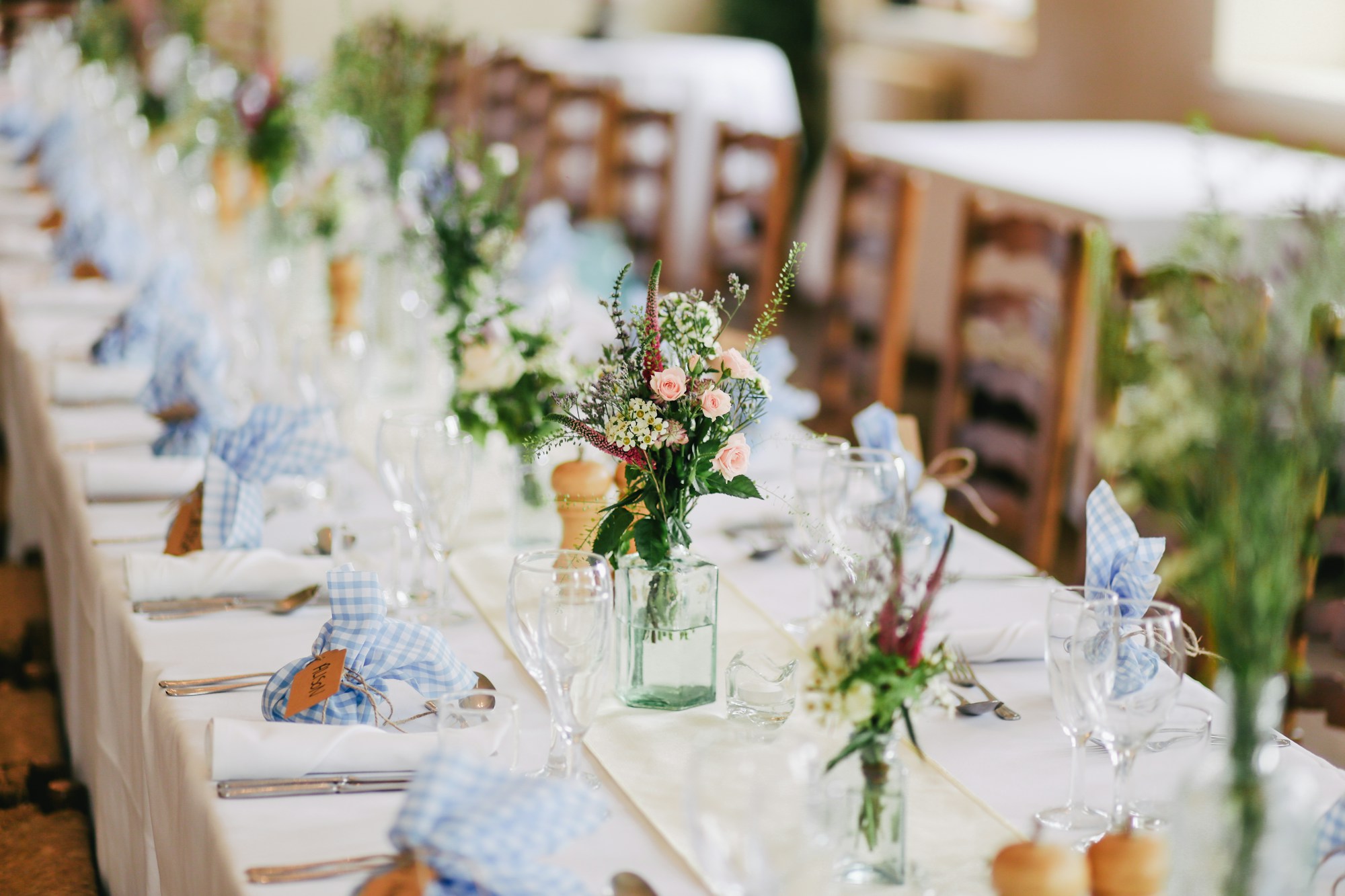 Composizione floreale elegante con rose chiare
